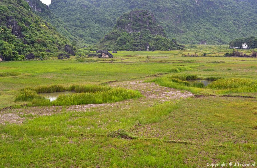 Bomkraters uit de Vietnamoorlog bij de Phong Nha Grotten