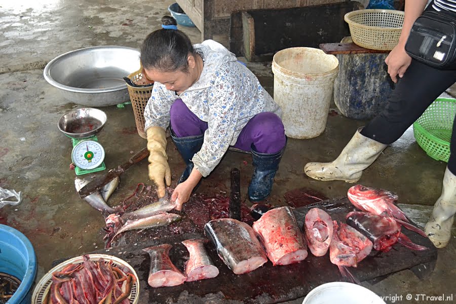 Visverkoopster op de lokale markt