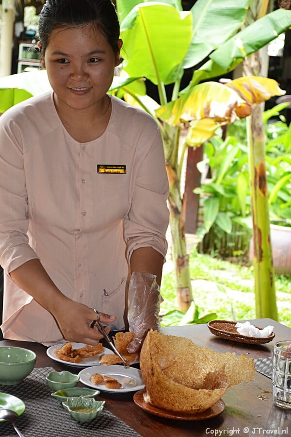 De lunch wordt aan tafel klaargemaakt