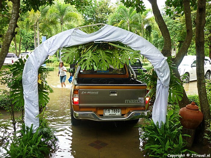 De pickup in het hoge water bij het lunchadres
