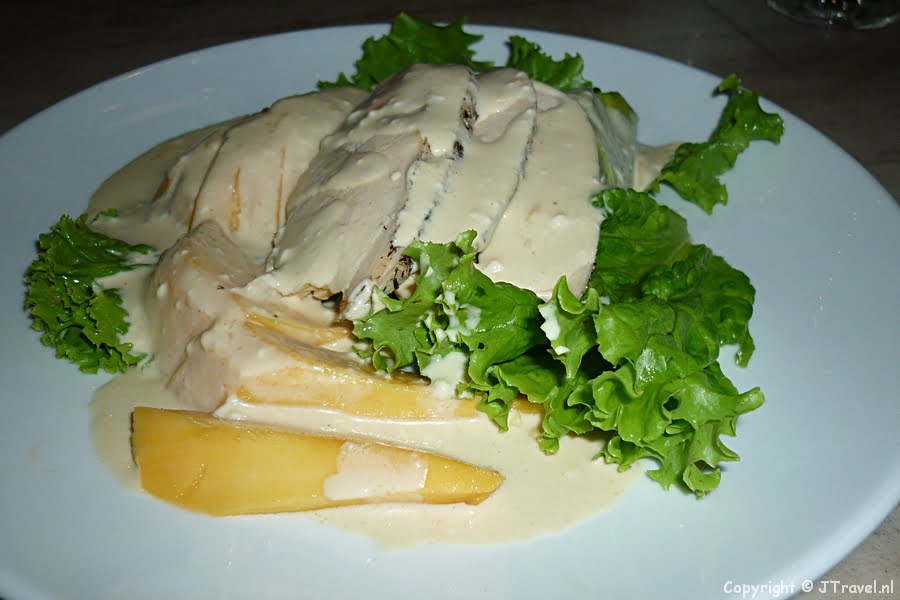 De mango-kip-avocadosalade in het Moca Café in Hanoi