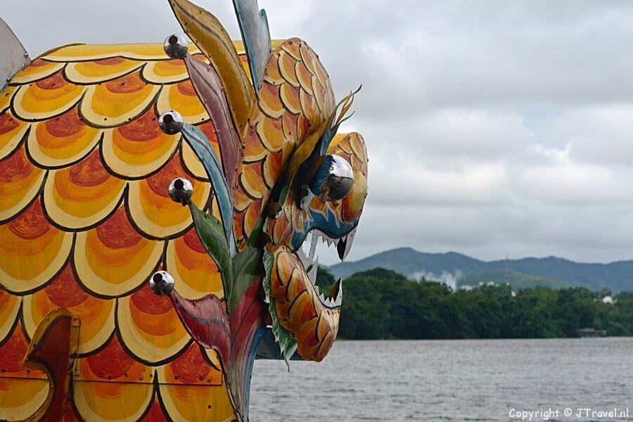 Drakenboot op de Parfumrivier in Hué