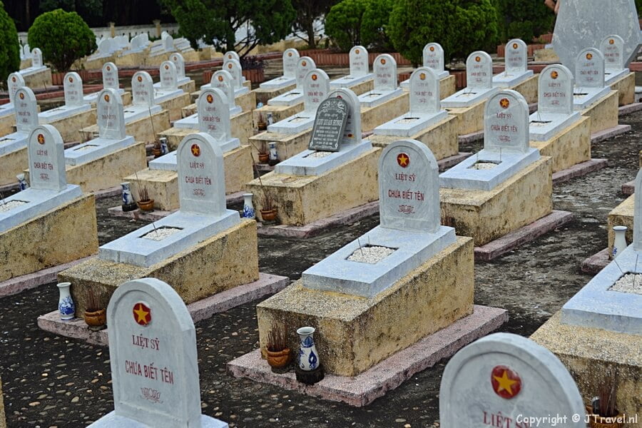 Een begraafplaats onderweg in Vietnam