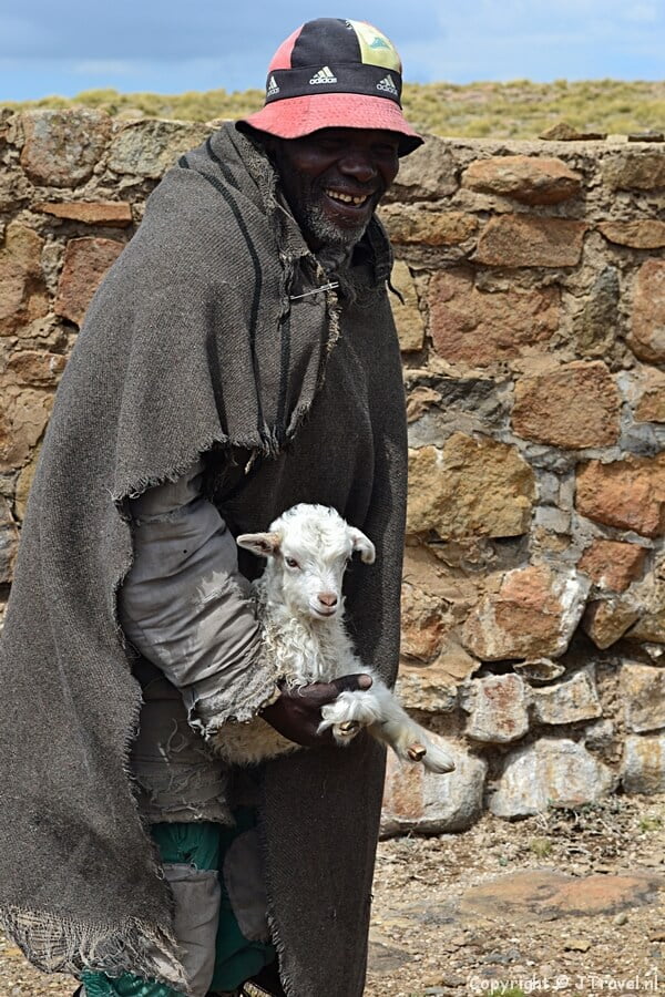 Een schaapherder uit Lesotho op de Sani Pass