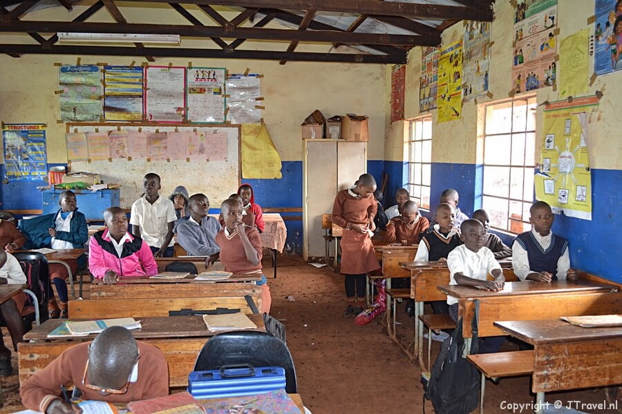 Een schoolklas in het dorpje Nompondo