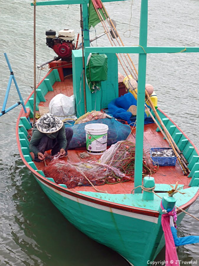 Een boot in de haven van Cha-Am