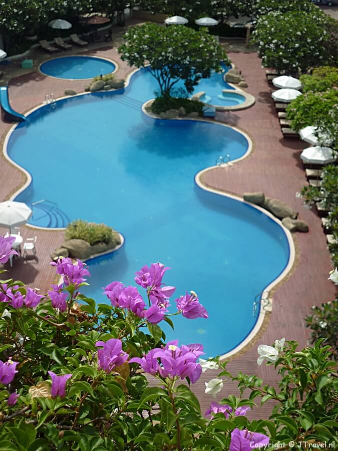 Het zwembad van het Methavalai Hotel in Cha-Am vanaf mijn balkon