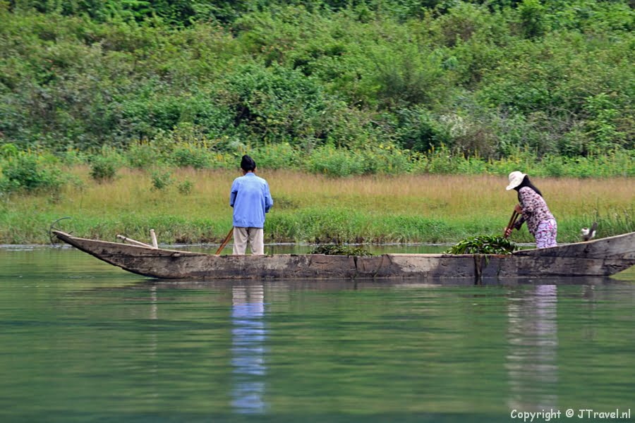 Onderweg tijdens de boottocht naar de Phong Nha Grotten