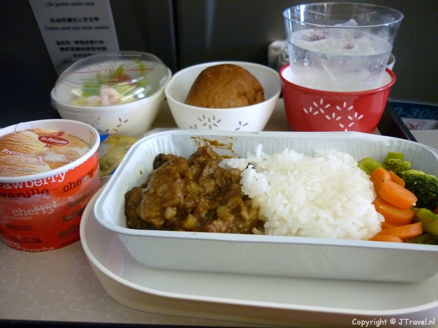 Mijn maaltijd aan boord van het vliegtuig van Cathay Pacific naar Hongkong