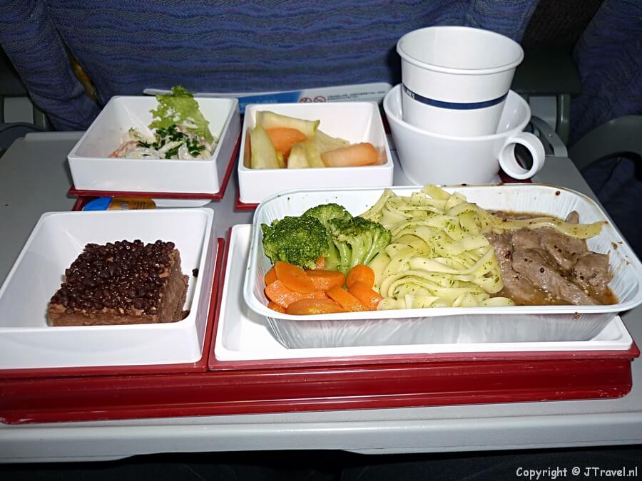 Maaltijd in het vliegtuig tijdens vlucht CI66 naar Bangkok