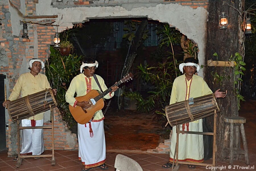 Muzikanten restaurant Rung Forest in Phan Thiet