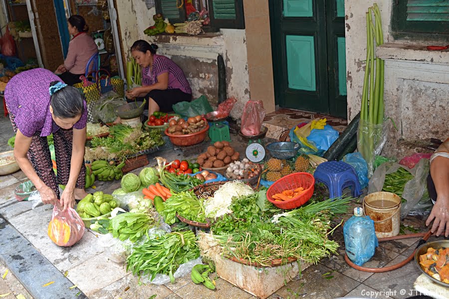 Straatverkopers in Hanoi