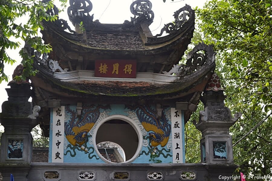 De tempel op het eiland in het Hoan Kiemmeer in Hanoi