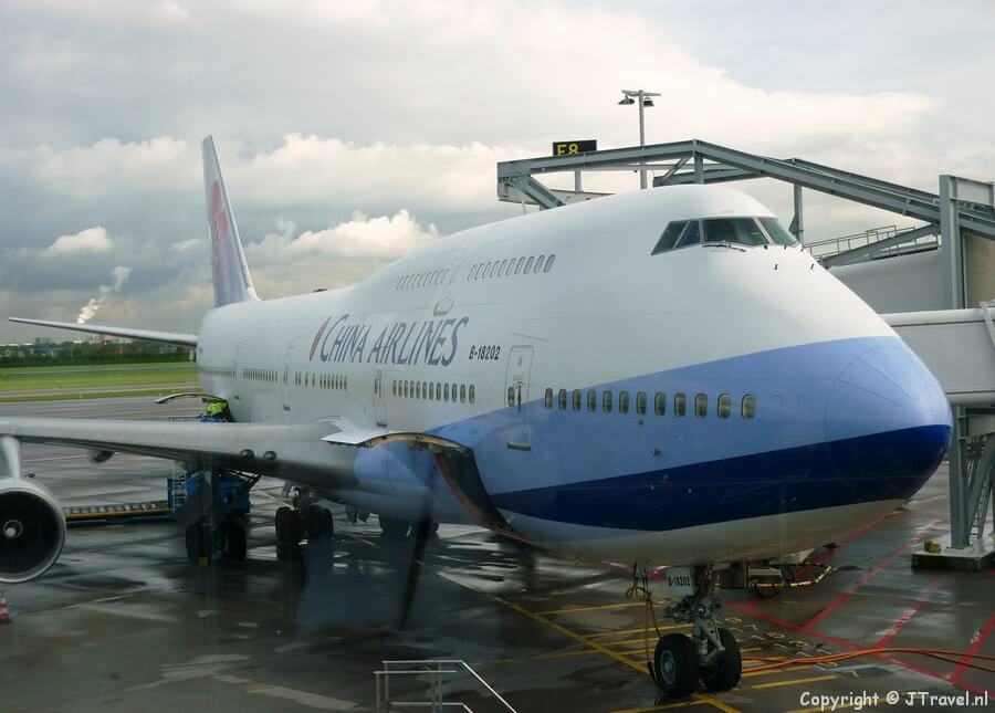 Het vliegtuig voor vlucht CI66 naar Bangkok