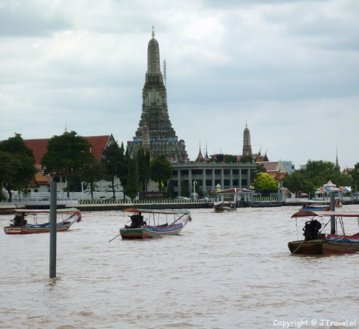 Wat Arun tempel vanaf de boot in Bangkok