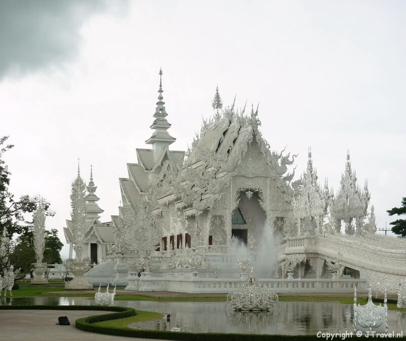 De Wat Rong Khun Tempel in de buurt van Chiang Rai