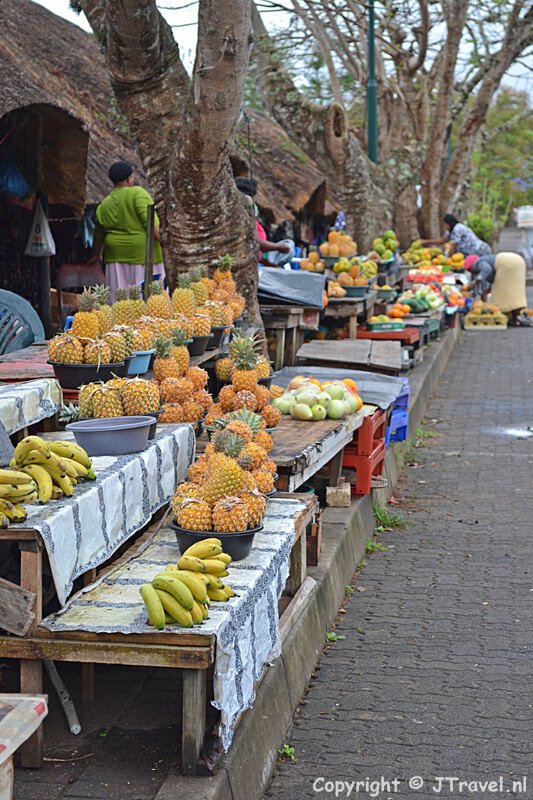 Fruitverkopes in de McKenzie Street in St. Lucia