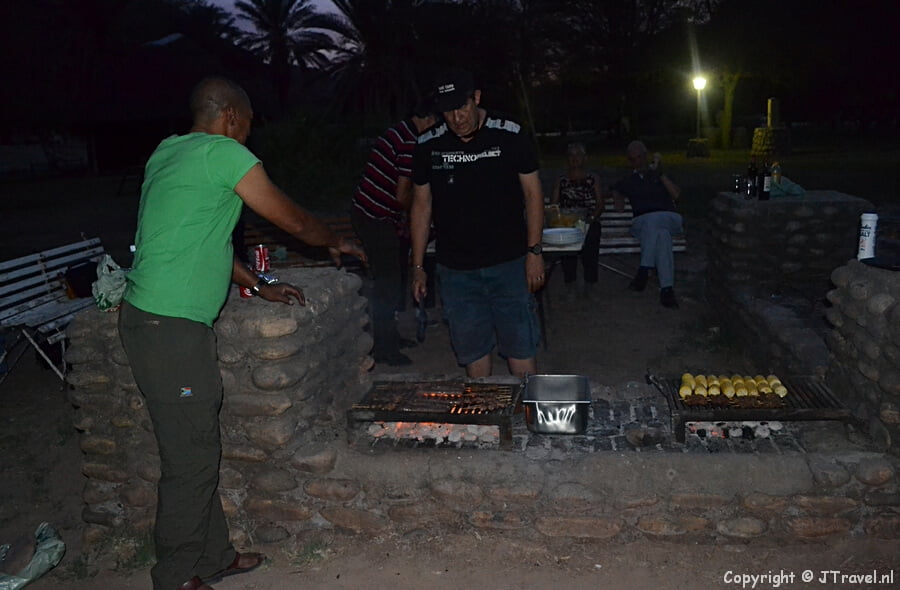 Barbecue bij het Ai-Ais Resort in Fish River Canyon