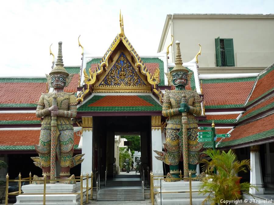De entree van de Wat Phra Keaw in Bangkok