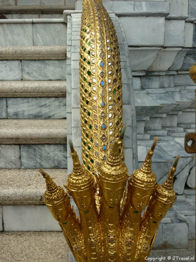 Een naga in de Wat Phra Kaew in Bangkok/Thailand