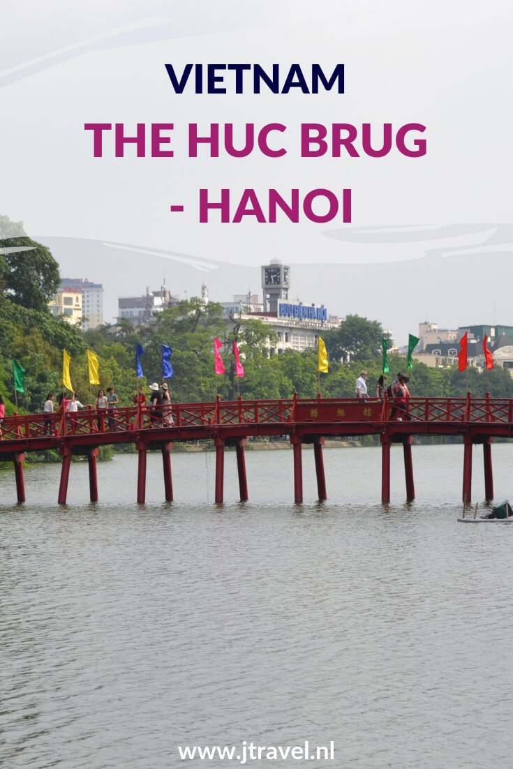 De Huc Brug ligt over het Hoan Kiemmeer in het centrum van Hanoi. The Huc is een rode houten boogbrug met de poëtische naam 'de plaats waar het licht van de ochtendzon rust'. Meer lezen over The Huc Brug en de Ngoc Son tempel in Hanoi doe je op mijn website. Lees je mee? #thehucbrug #ngocsontempel #hanoi #vietnam #jtravel #jtravelblog