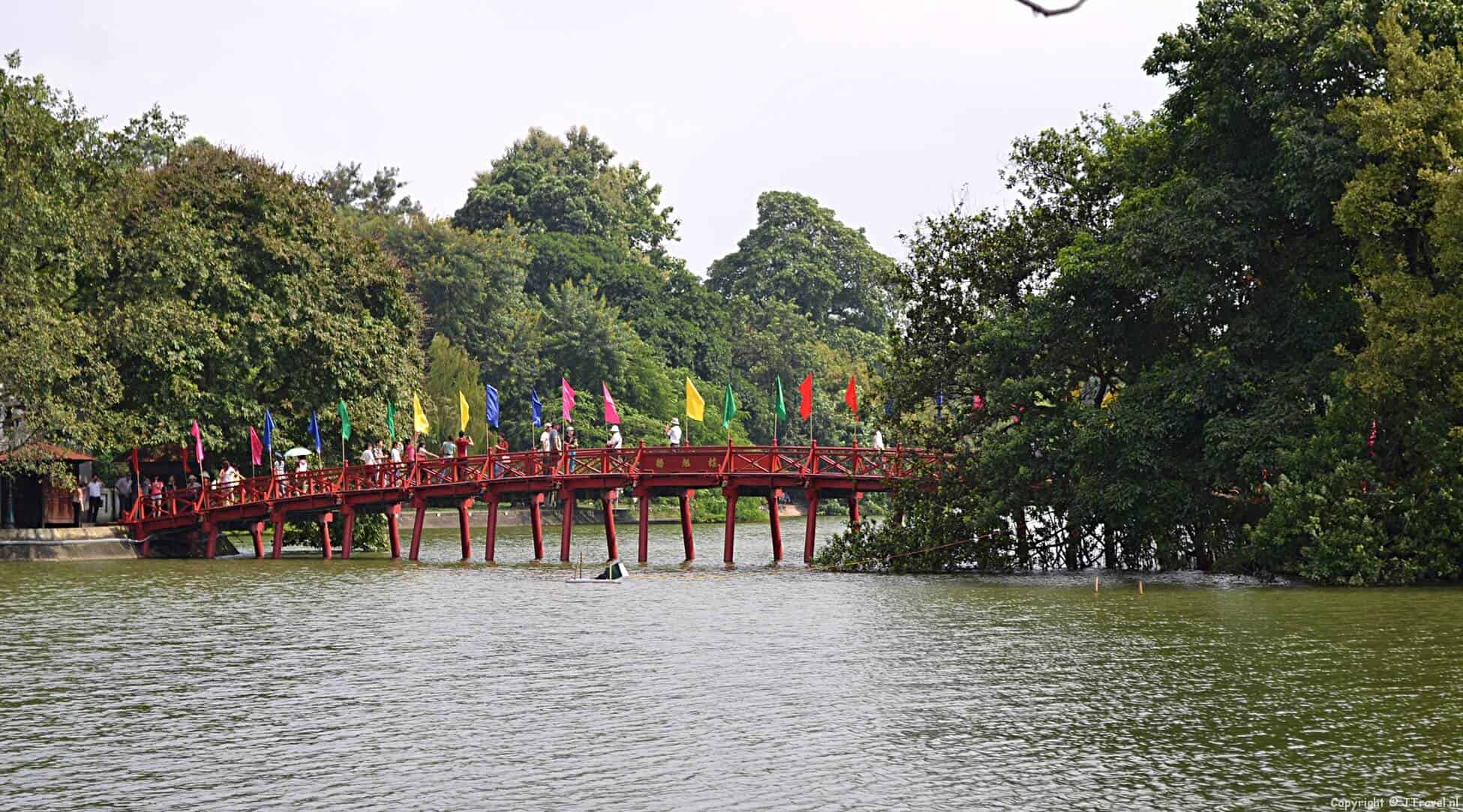 The Huc Brug en de Ngoc Son tempel in Hanoi