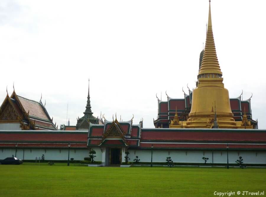 Uitzicht vanaf de toegangslaan van het Grand Palace in Bangkok