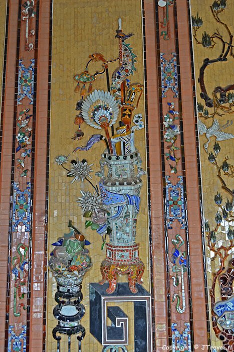Muurmozaiek in het Mausoleum van Hué