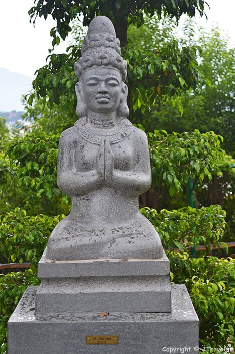 Biddend beeld in de Po Nagar Torens in Nha Trang /