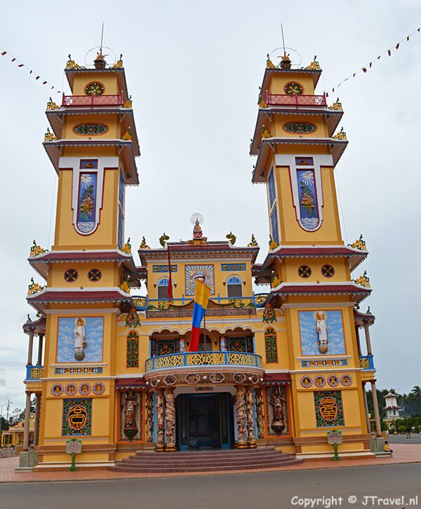 De buitenkant van de Cao Dai tempel
