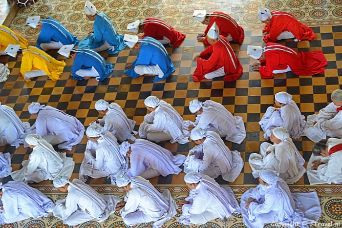 Tijdens een dienst in de Cao Dai tempel