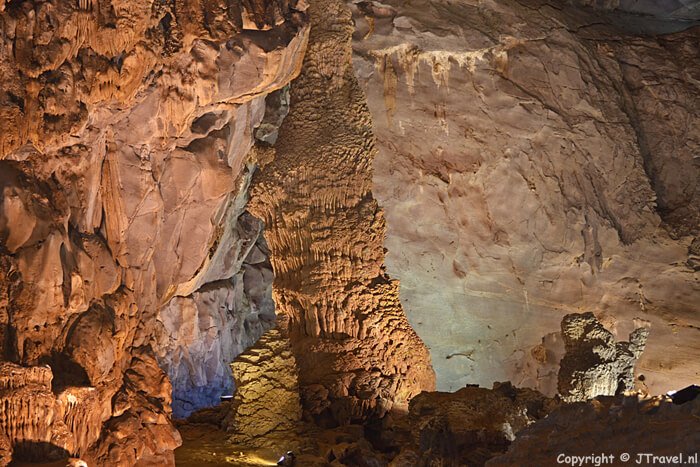 Binnenin de Phong Nha grotten