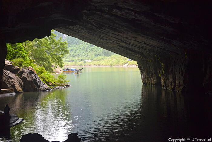 De in- en uitgang van de Phong Nha grotten