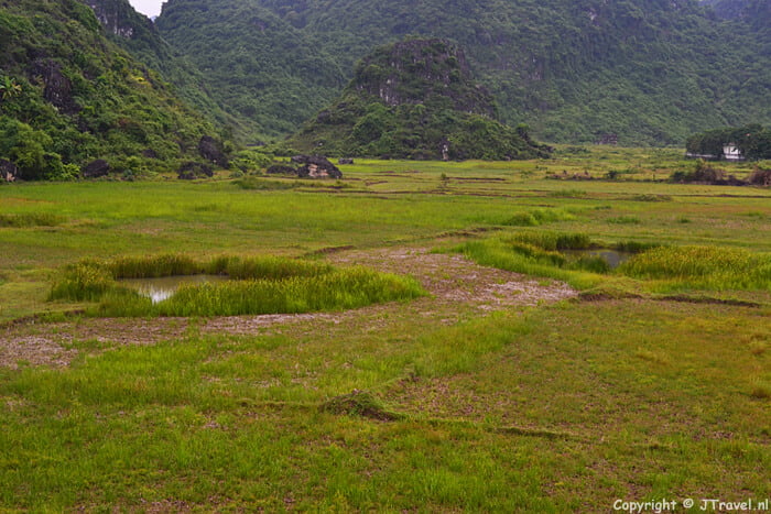 De bomkrater bij de Phong Nha grotten