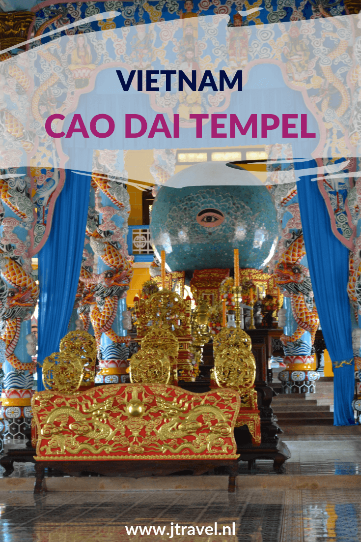 Zeer indrukwekkend en kleurrijk is de Cao Dai Tempel. Aan de buitenkant is de tempel gedecoreerd met draken in alle soorten en maten. Binnenin staan beelden van Jezus Christus, Boeddha en de Hindoegod Brahma vredig naast elkaar. Hier lees je meer informatie over deze tempel. Lees je mee? #caodai #tempel #caodaitempel #vietnam #jtravelblog #jtravel