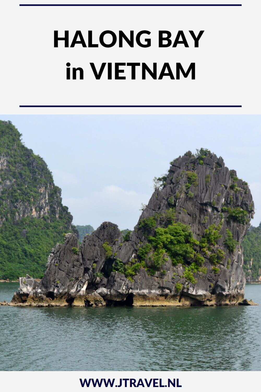 Iets wat je gezien moet hebben als je Vienam bezoekt zijn de karstrotsen van Halong Bay. Het beste om die rotsen te zien is tijdens een boottocht. Meer lezen over Halong Bay doe je op mijn website. Lees je mee? #halongbay #vietnam #boottocht #werelderfgoedlijst #unesco #jtravel #jtravelblog