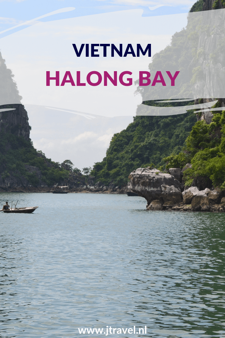 Iets wat je gezien moet hebben als je Vienam bezoekt zijn de karstrotsen van Halong Bay. Het beste om die rotsen te zien is tijdens een boottocht. Meer lezen over Halong Bay doe je op mijn website. Lees je mee? #halongbay #vietnam #boottocht #werelderfgoedlijst #unesco #jtravel #jtravelblog