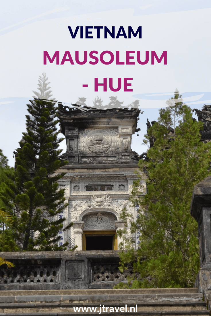 De tombes in het mausoleum van Hué liggen langs de Parfumrivier ten zuiden van het centrum. Per boot zijn de tombes het makkelijkst te bereiken. De tombes zijn indrukwekkend. Ze liggen in een uitstrekt gebied samen met andere gebouwen en paviljoens. Meer lezen over het Mausoleum van Hué doe je op mijn website. Lees je mee? #hue #mausoleum #vietnam #jtravel #jtravelblog