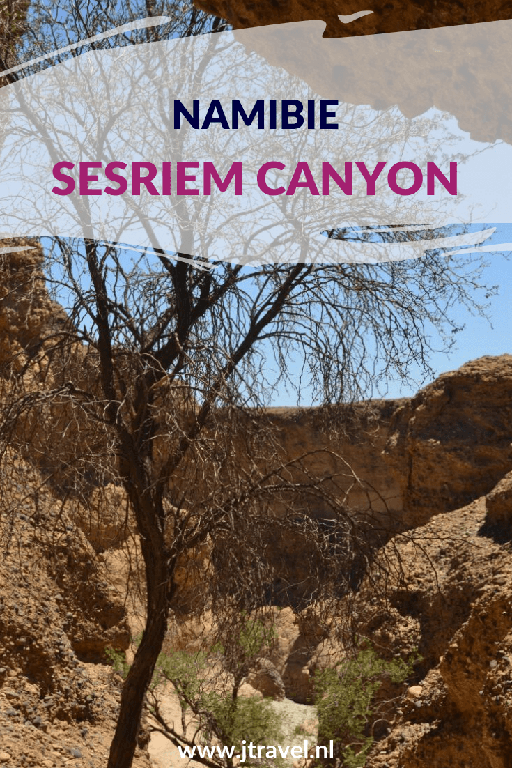 Vlakbij de ingang van de Sossuvlei ligt de Sesriem Canyon. Dit is een mooie zandstenen canyon van 1 kilometer lengte. De canyon is uitgeslepen door het water uit de Tsauchab Rivier. Meestal staat de rivier droog en kun je door de canyon wandelen. Meer lees je op mijn website. Lees je mee? #sesriemcanyon #sossusvlei #namibie #jtravel #jtravelblog