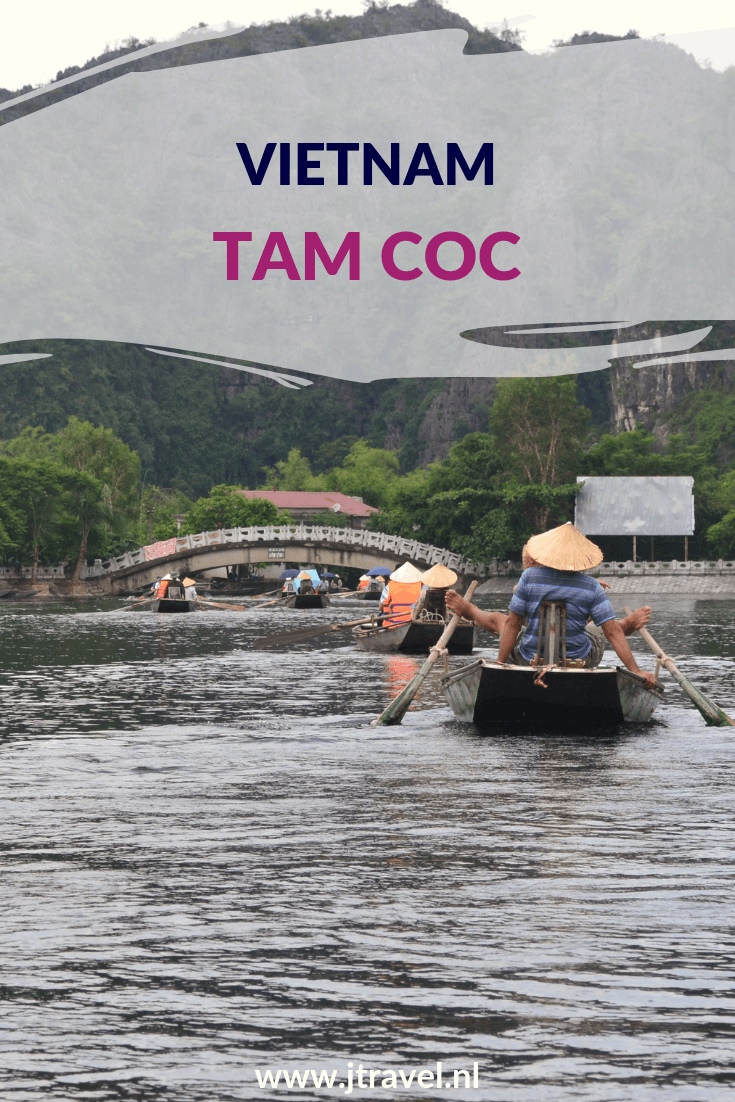 In Tam Coc is er de mogelijkheid om een twee uur durende sampantocht te maken naar de driegrottenstreek. Een hoogtepunt voor veel bezoekers. Meer lezen over Tam Coc doe je op mijn website. Lees je mee? #tamcoc #vietnam #jtravel #jtravelblog