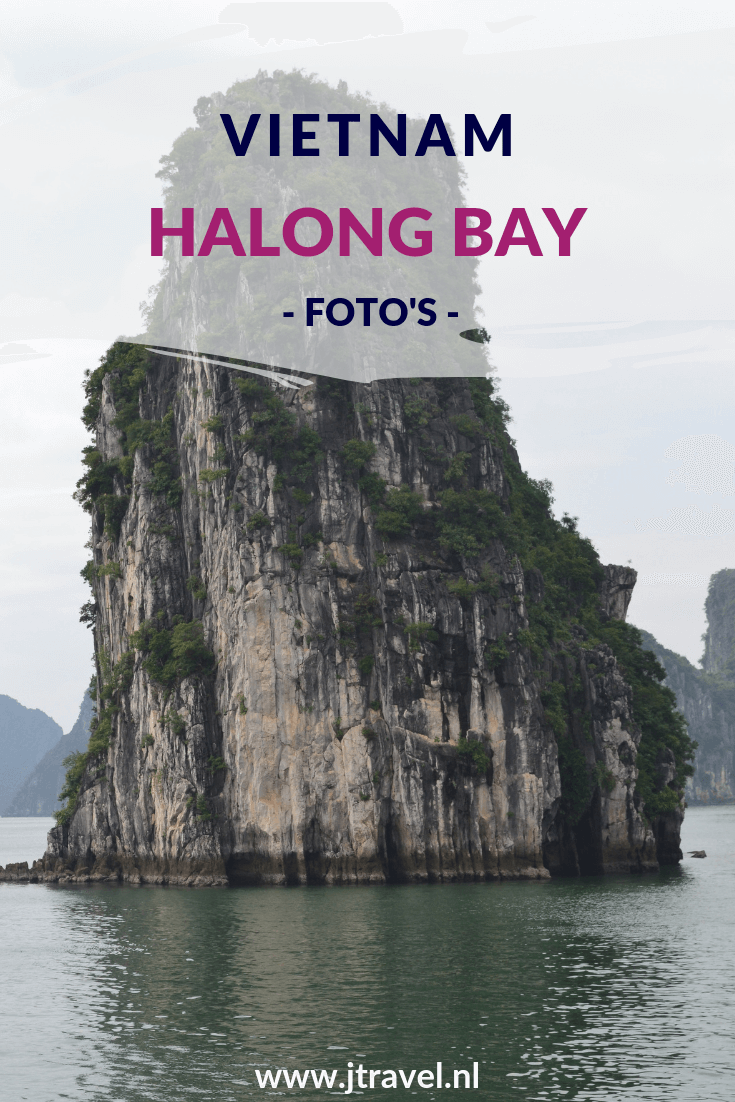 Iets wat je gezien moet hebben als je Vienam bezoekt zijn de karstrotsen van Halong Bay. Het beste om die rotsen te zien is tijdens een boottocht. Mijn foto's van Halong Bay zie je op mijn website. Kijk je mee? #halongbay #vietnam #boottocht #werelderfgoedlijst #unesco #jtravel #jtravelblog #fotos