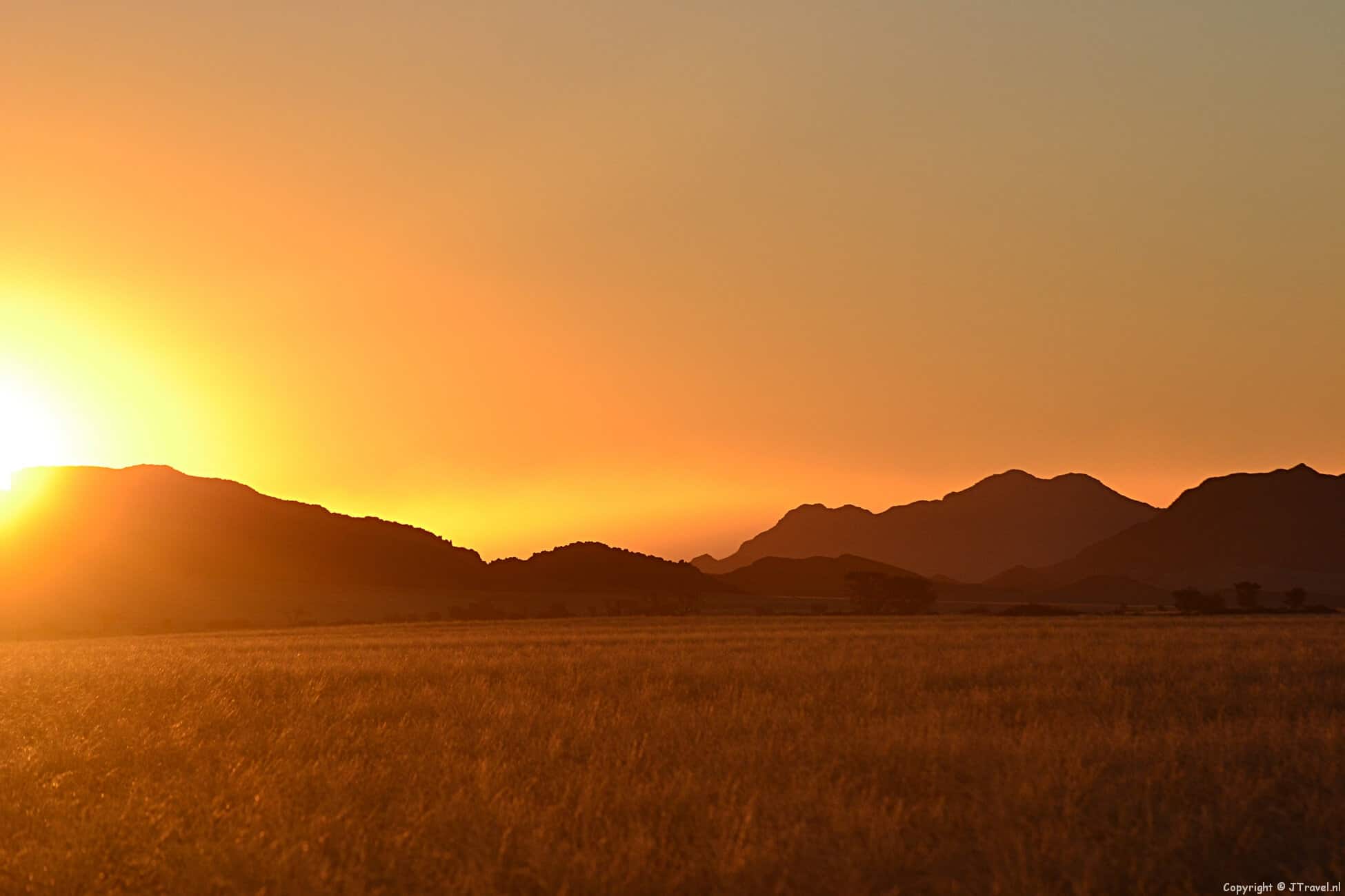 Sundowner bij de Sossusvlei in Namibië