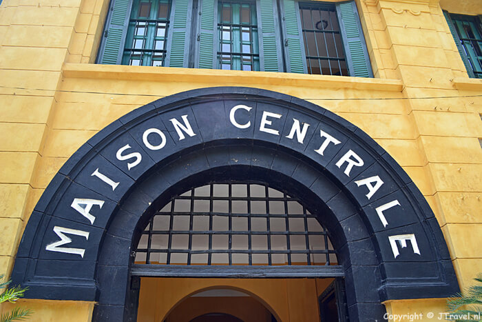 De ingang van Maison Centrale in Hanoi / Copyright © JTravel.nl
