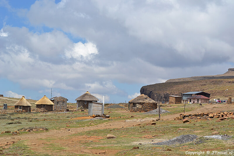 Hutjes van locals op de top van de Sani Pass in Lesotho / Copyright © JTravel.nl