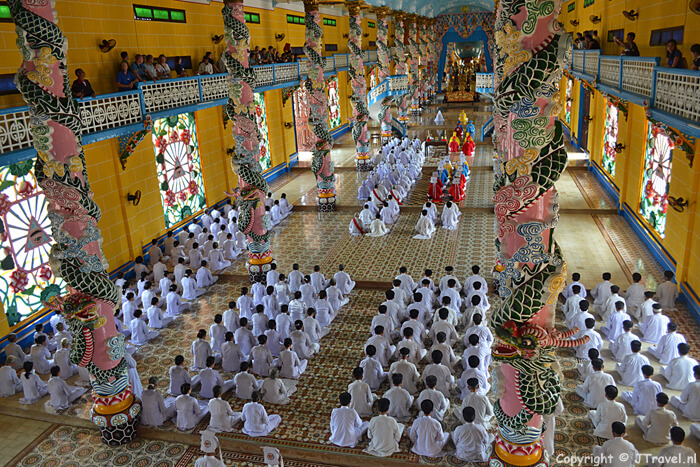 Tijdens een dienst in de Cao Dai Tempel / Copyright © JTravel.nl