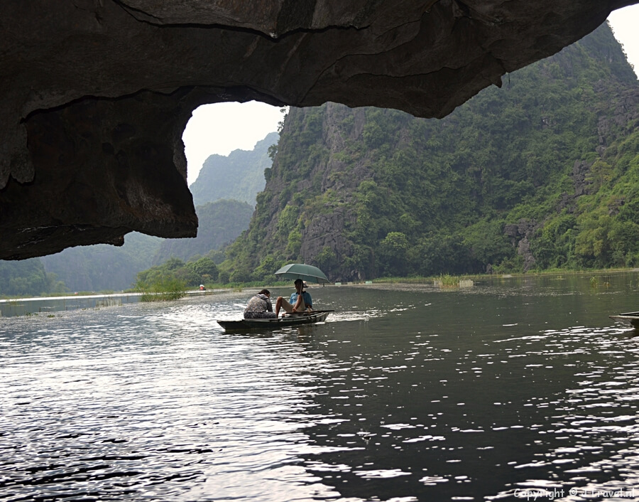 In de grot bij Tam Coc / Copyright © JTravel.nl
