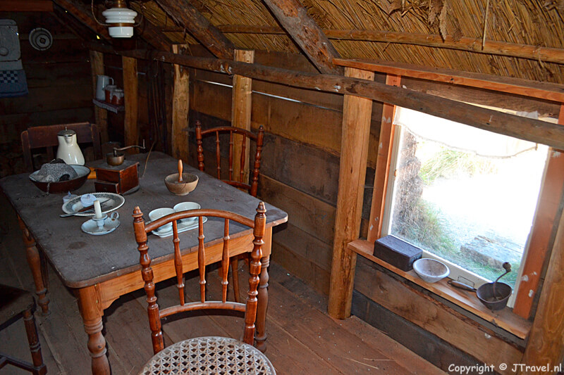 De inrichting van de plaggenhut in Ecomare