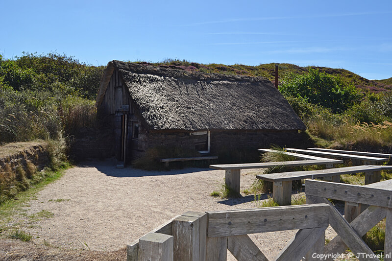 Een plaggenhut in het Duinpark in Ecomare