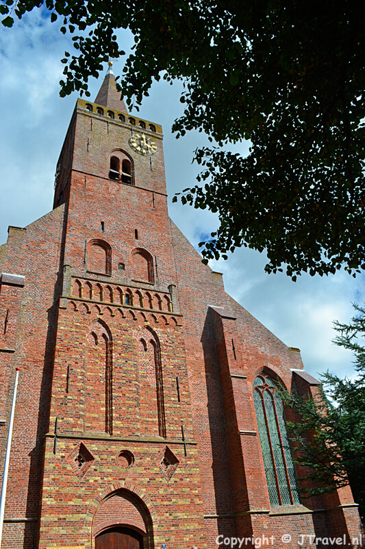 De kerktoren van de Burghtkerk in Den Burg