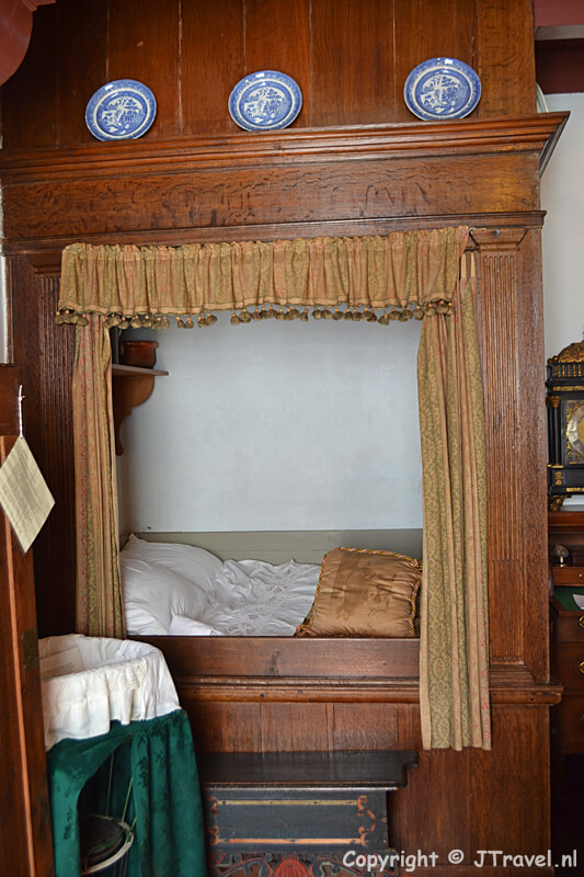 De bedstee in de achterkamer van de Oudheidkamer in Den Burg